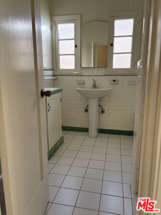 Building Photo - 351 N Gardner St