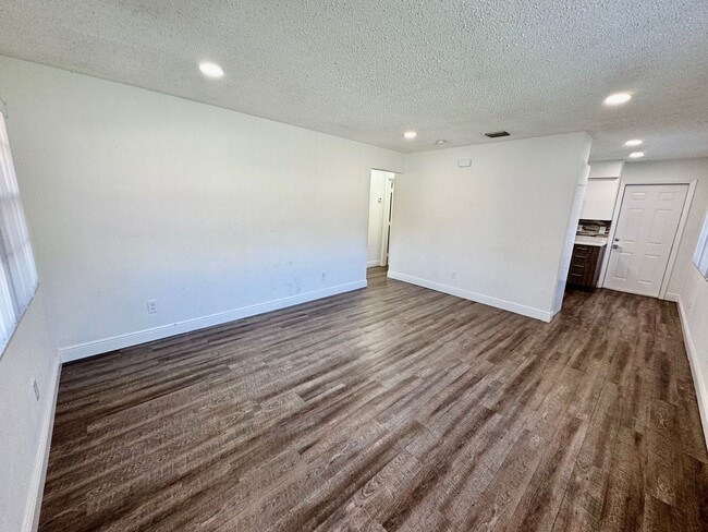 Building Photo - ROISMAN, AVRAHAM M TRSTEE ETAL - 100 SW 9 St