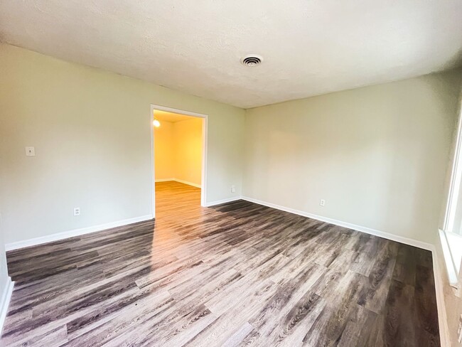 Building Photo - Cozy 3 Bedroom, 1 1/2 Bathroom Near Downto...