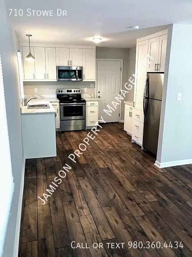 Building Photo - 710 Stowe Dr