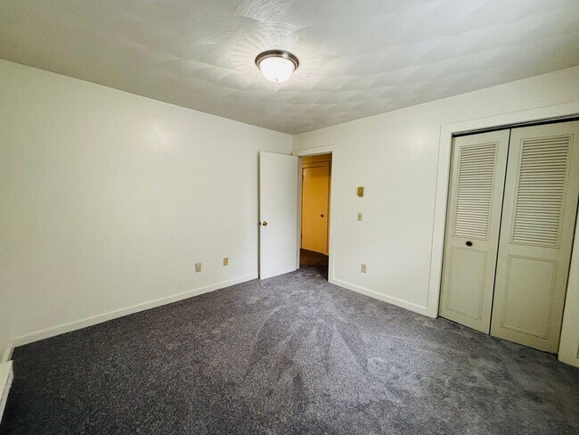 Building Photo - 653 Village Ln