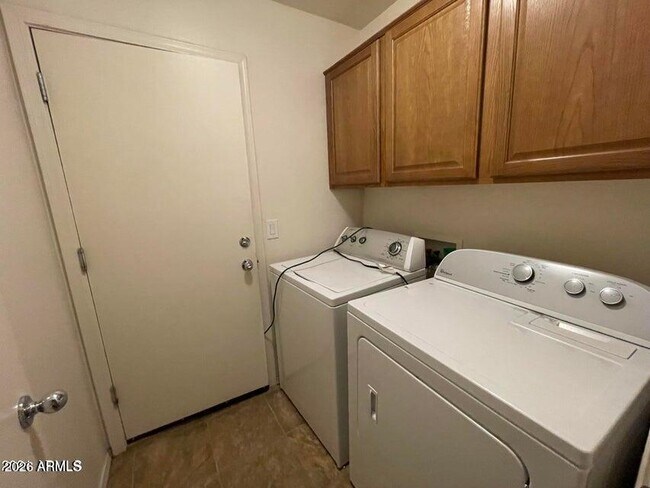 Building Photo - 806 S 111th Dr