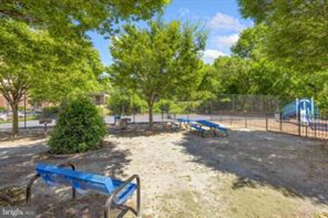 Building Photo - Welcome to Takoma Overlook! Furnished 1br 1ba condo