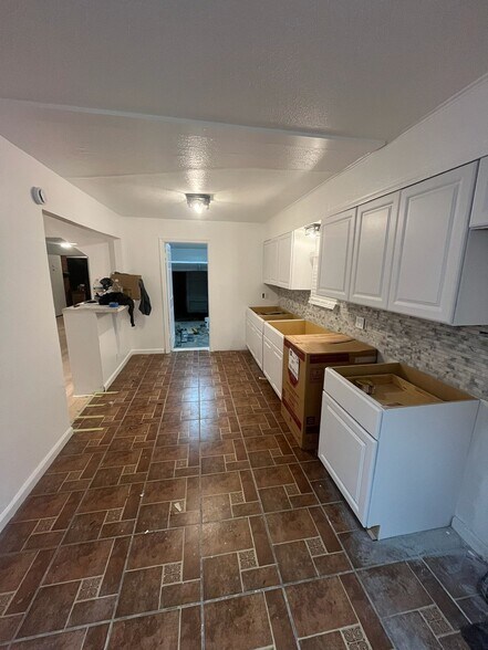 Building Photo - 725 E Eubanks St