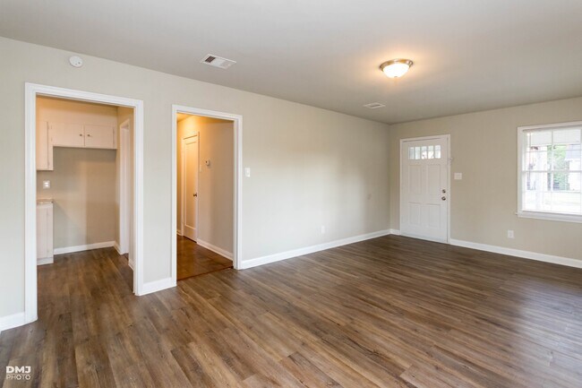 Building Photo - Broadway 2556-2558