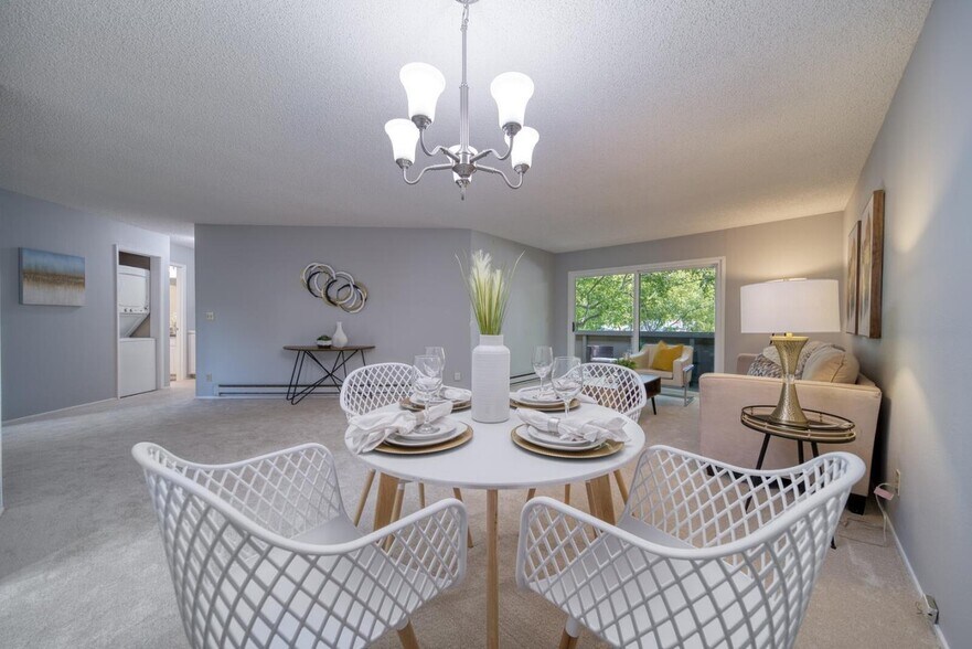 Dining area - 1178 N Abbott Ave