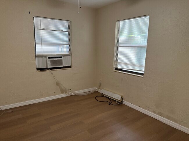 Building Photo - Queen Street Apartments