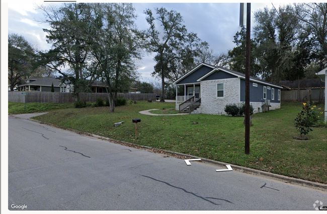 Building Photo - 1004 Pecan St