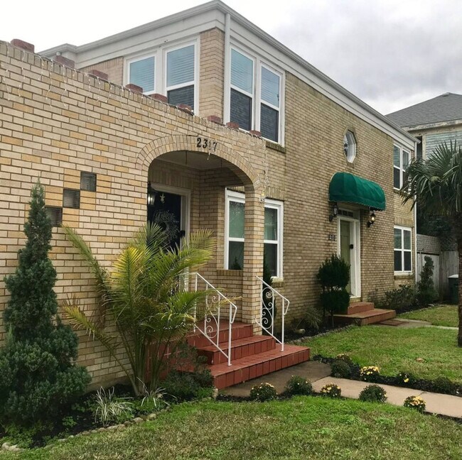 Building Photo - 2317 Bernardo De Galvez Ave