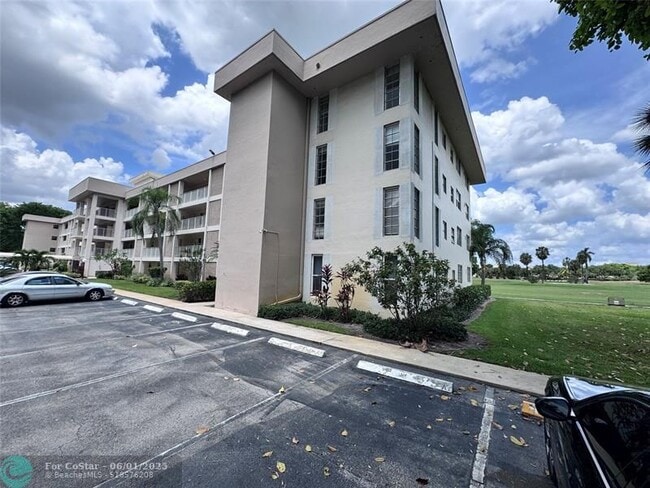 Building Photo - 2601 S Course Dr