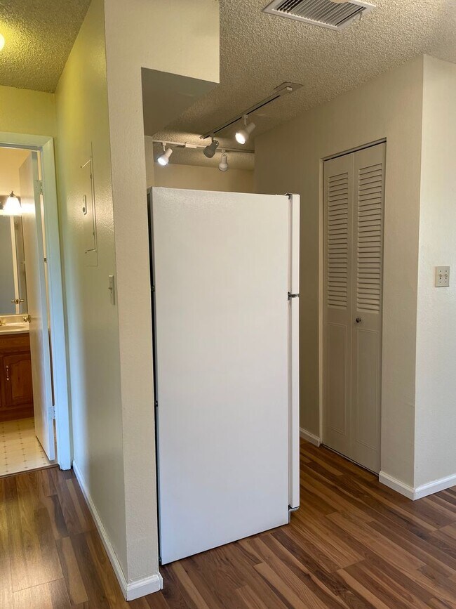 Building Photo - 1 bed/1 bath apartment close to CSU, bike trails, restaurants, shopping and more!