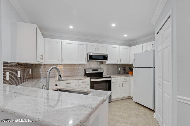 Building Photo - 400 Sandiron Cir