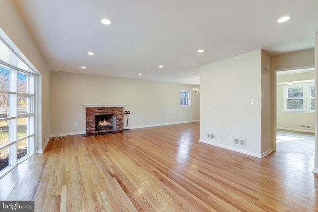 Building Photo - 1013 Westbriar Dr NE