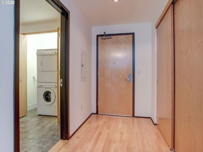 Building Photo - Elizabeth Tower Condo in the Pearl