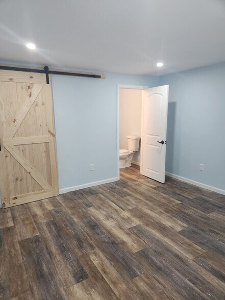 Building Photo - 2119 Oaklyn Dr