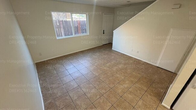 Building Photo - 2 bedroom 1.5 bathroom townhouse located in East Bakersfield Move In Special on Approved Credit