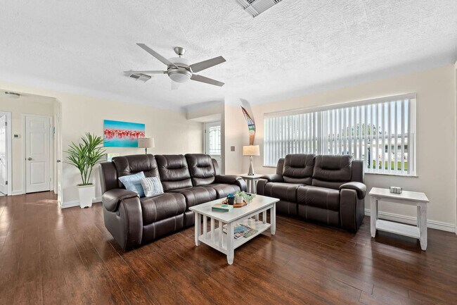 Building Photo - 1341 Bayview Dr