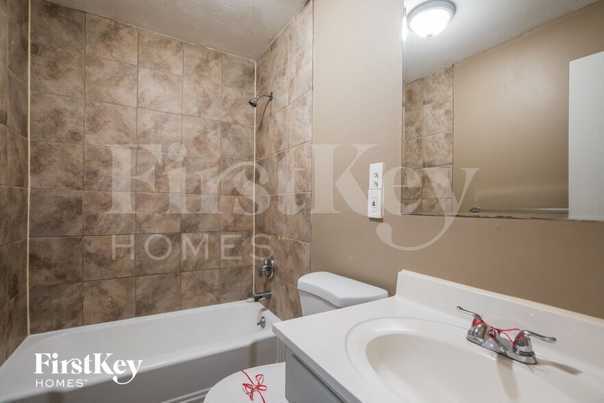 Building Photo - 804 NW Hearnes Ave