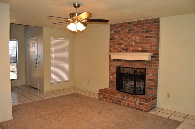 Building Photo - 3 Bedroom Townhome for Lease