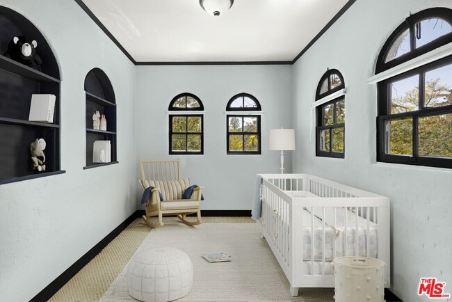 Building Photo - 3300 N Knoll Dr