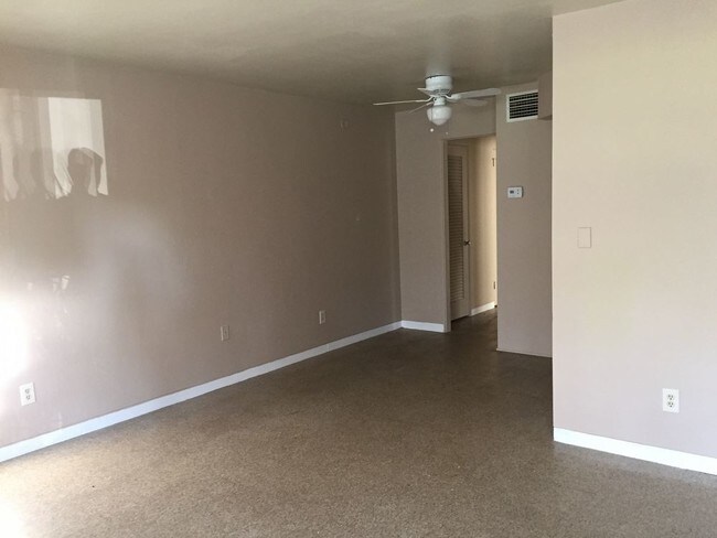 Building Photo - Quiet 2 Bedroom