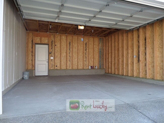 Building Photo - GORGEOUS!! Newer 3 Bedroom Home w/2-Car Ga...