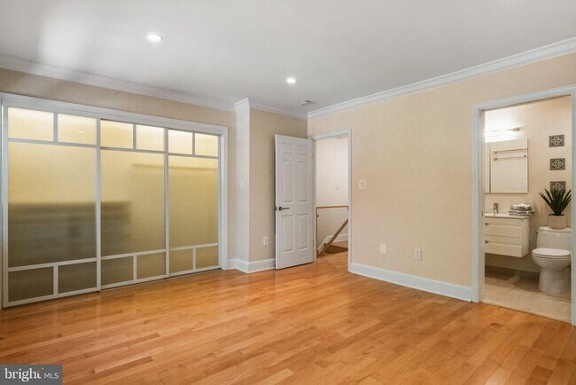 Building Photo - 3217 Sutton Pl NW
