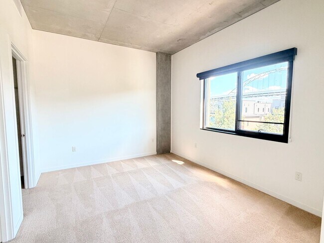 Building Photo - 1830 NW Riverscape St