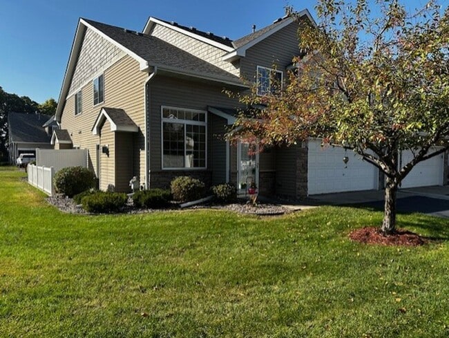 Building Photo - Light-Bright Corner Unit Townhome with Private Courtyard Available 7/1/26!