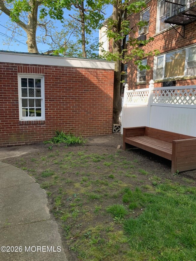 Building Photo - 1702 Grand Ave