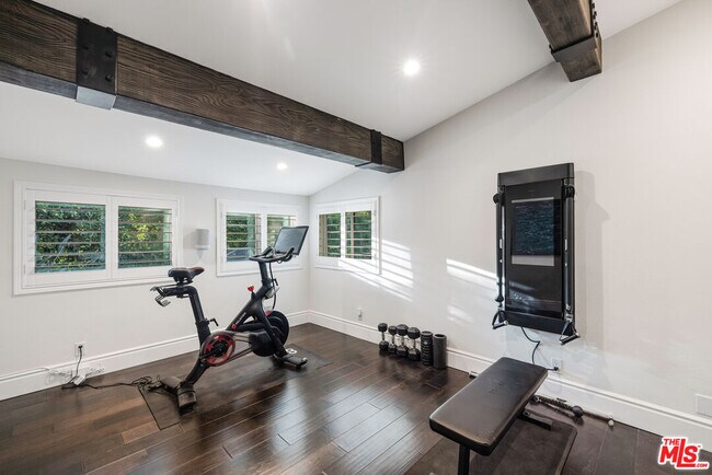 Building Photo - 16725 Oak View Dr