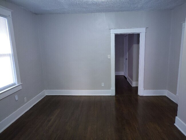 Building Photo - Move-in Special! 1/2 off first month's rent!
