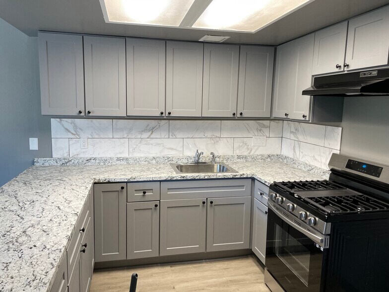 Kitchen - 1011 W 7th St