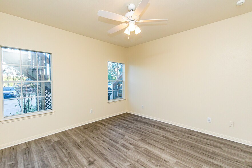 Master Bedroom - 3001 Whisper Oaks Ln