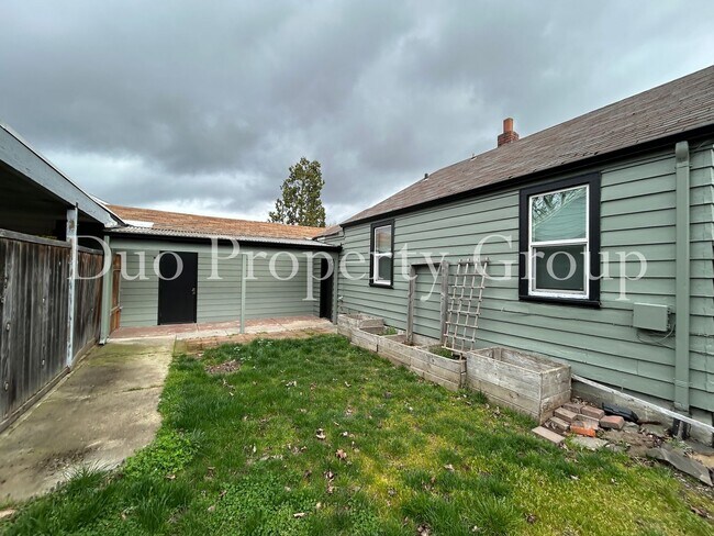 Building Photo - 13th &amp; Chambers