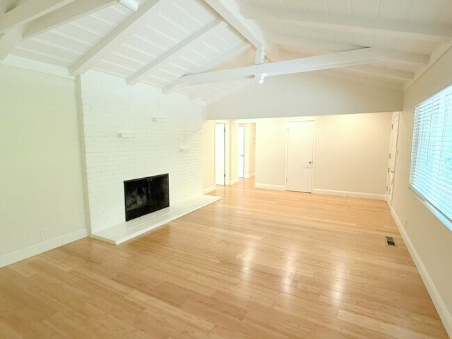 Building Photo - Remodeled One Story Home Located In Desirable Lafayette !