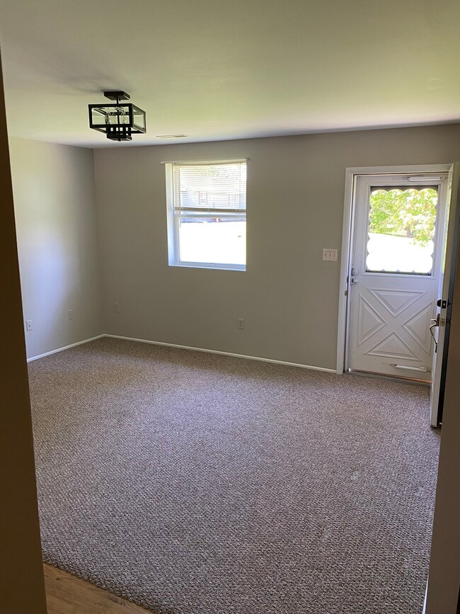 Building Photo - 12 Twin Willows Dr