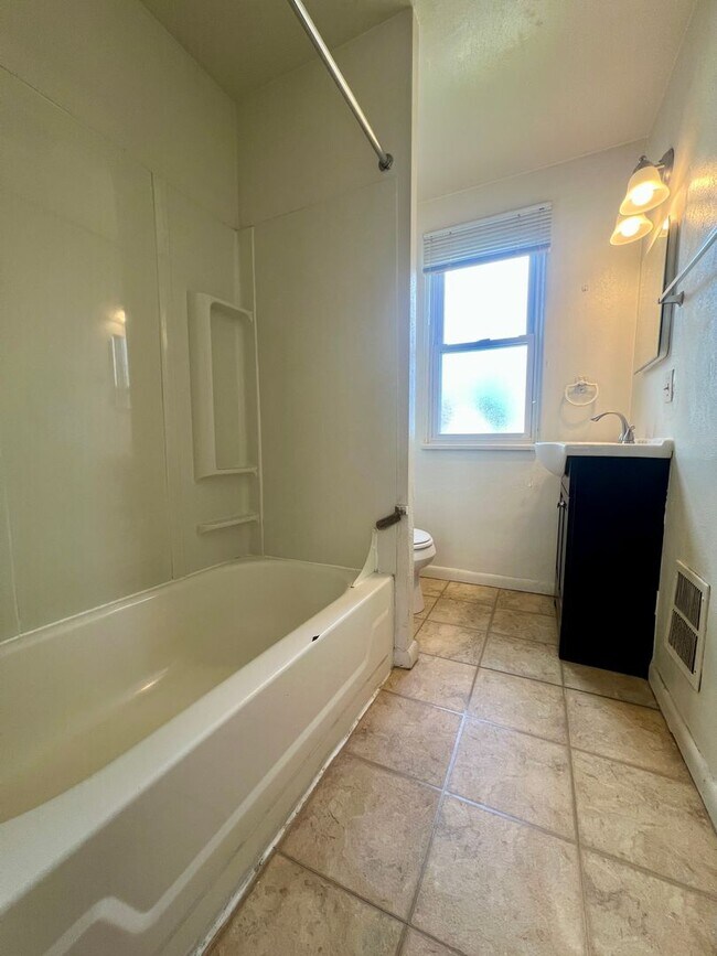 Building Photo - Beautiful 2BR Duplex in a Great Oakland Location! Call Today to Schedule a Tour!