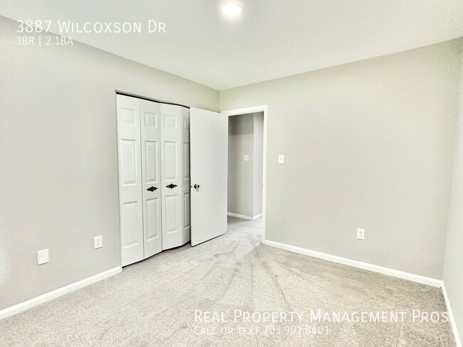 Building Photo - Gorgeous End Unit in Fairfax City!