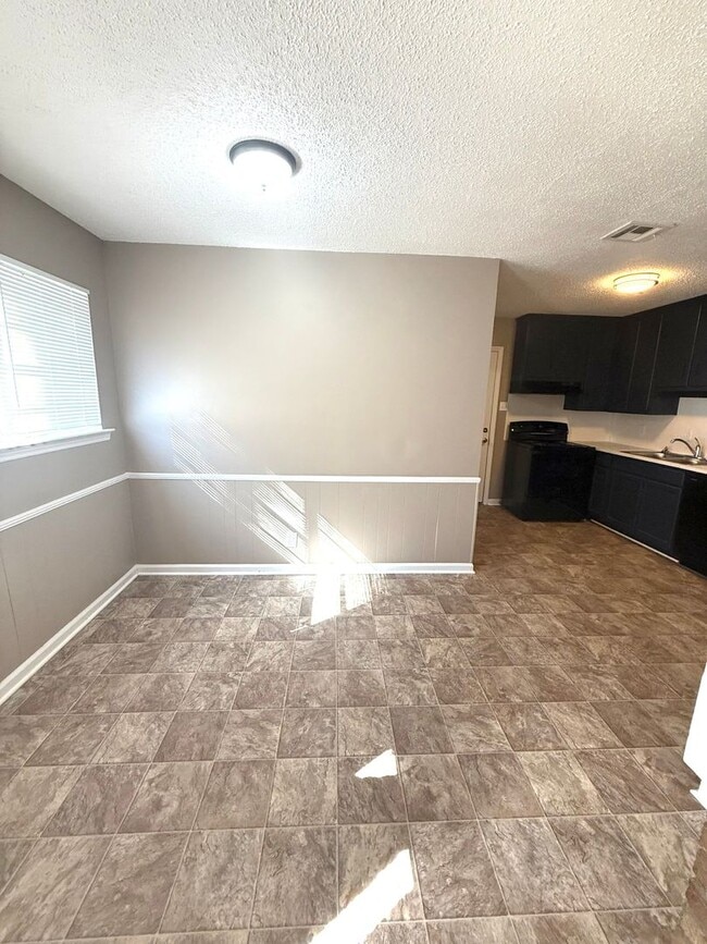Building Photo - ** 3 Bed 2 Bath located off Wares Ferry ro...