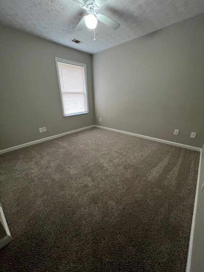 Building Photo - 3 Bedroom, 2 Bath Home