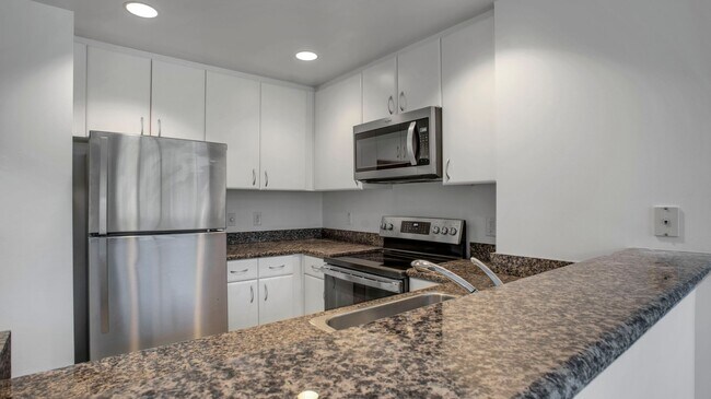 Building Photo - 250 King St