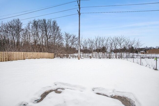 Building Photo - $1450- 3-Bed/1.5-Bath Town House Duplex, Basement, Garage, 1300 sq. ft. Attractive remodeled mode...