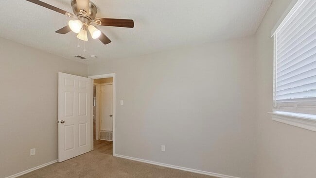 Building Photo - MOVE IN READY