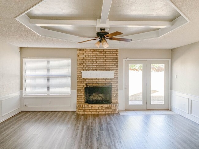 Building Photo - Sweet Spacious Home with a 2-Car Garage!