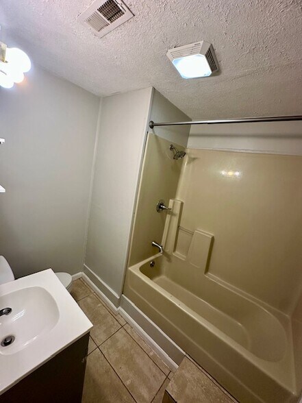 Building Photo - 218 Geer St