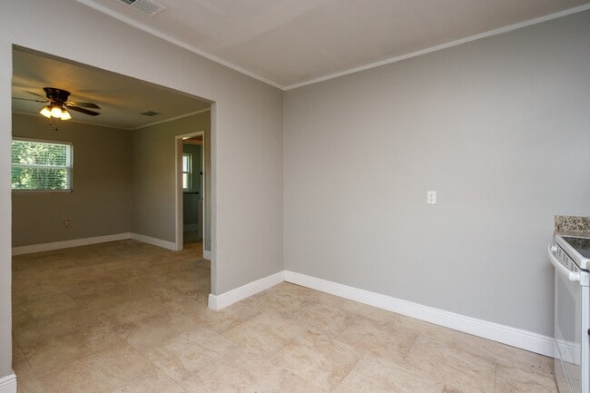 Building Photo - Updated Single Family Guest House!