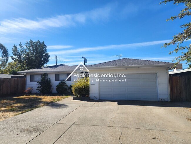 Building Photo - Charming 4bd/2ba Home with Large Backyard