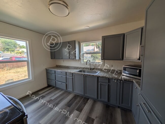 Building Photo - 900 NW Furnish Ave