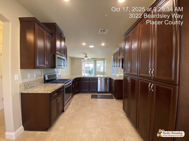 Building Photo - Pristinely Maintained Roseville Home with ...